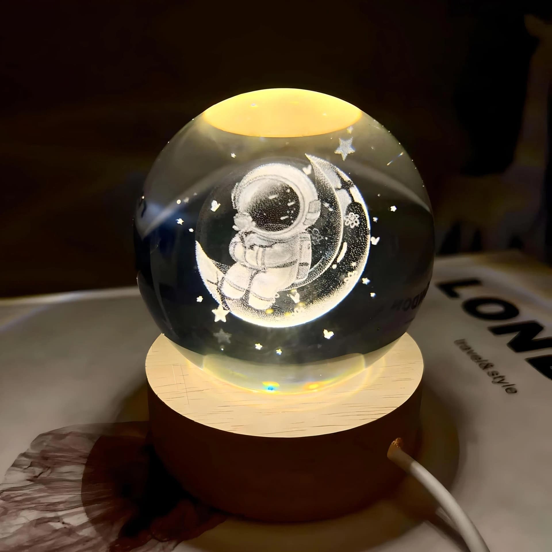 3D Spaceman Crystal Ball Lamp 2