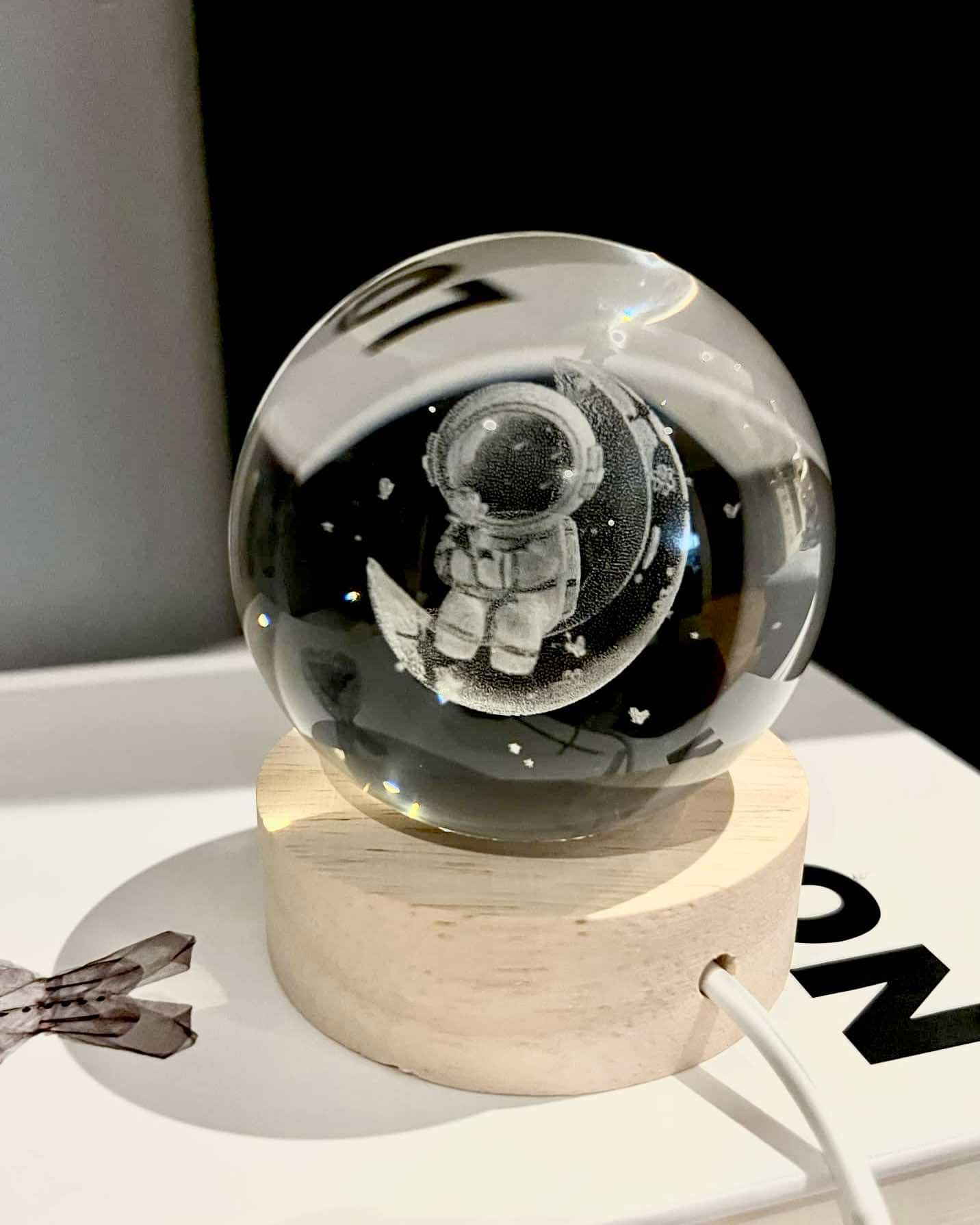3D Spaceman Crystal Ball Lamp 3